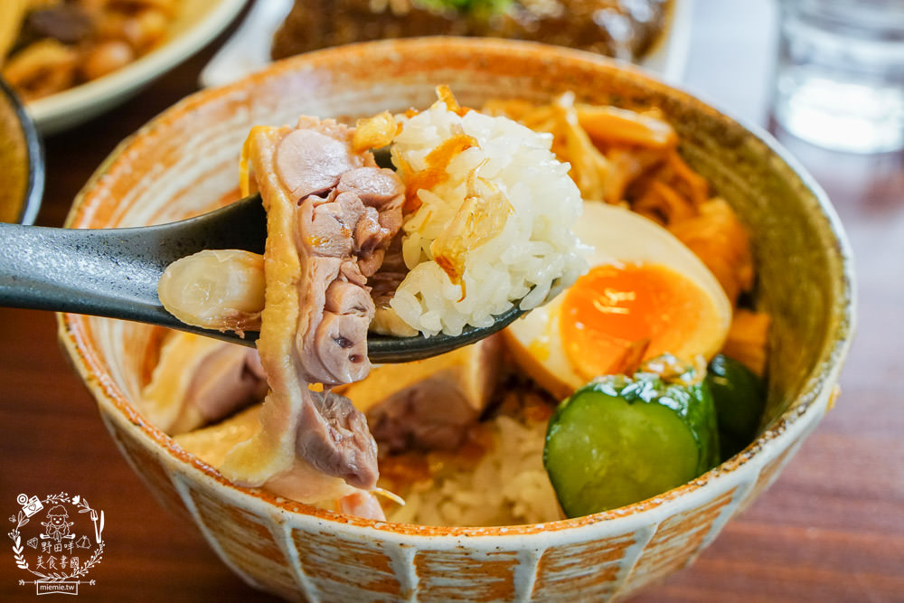 高雄[趕鴨子上桌鹽水鴨專門店]新崛江超人氣文青又好拍的鴨肉店!用餐時間人潮超多！