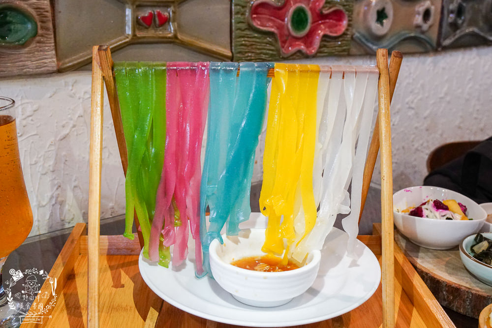 美濃粄條推薦[軒味屋彩色粄條]超人氣純天然的美濃彩色粄條!繽紛色彩吸睛好拍照!高CP值讓人讚不絕口~