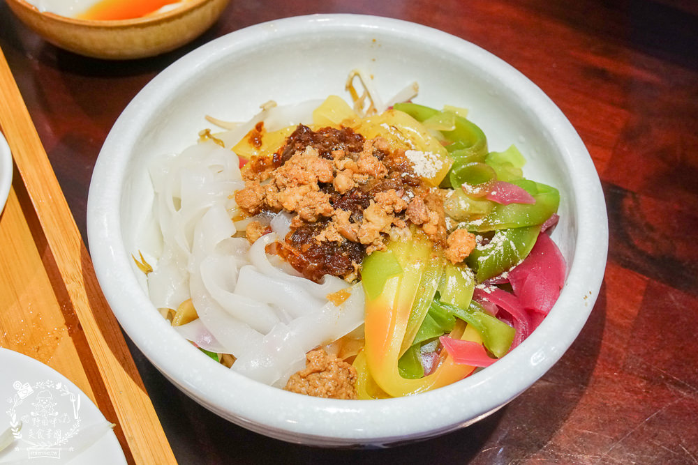 美濃粄條推薦[軒味屋彩色粄條]超人氣純天然的美濃彩色粄條!繽紛色彩吸睛好拍照!高CP值讓人讚不絕口~