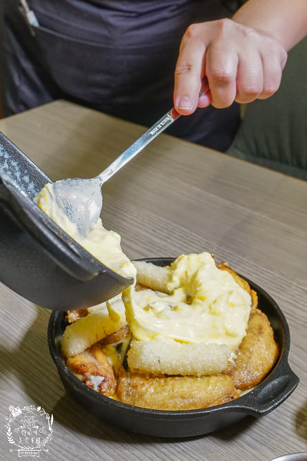 火鍋第一品牌「樂多多集團」旗下爆紅名店辛韓道，來高雄開了韓式料理！辛韓道韓式餐酒館！高貴精緻的華麗裝潢！韓國小菜免費吃到飽？