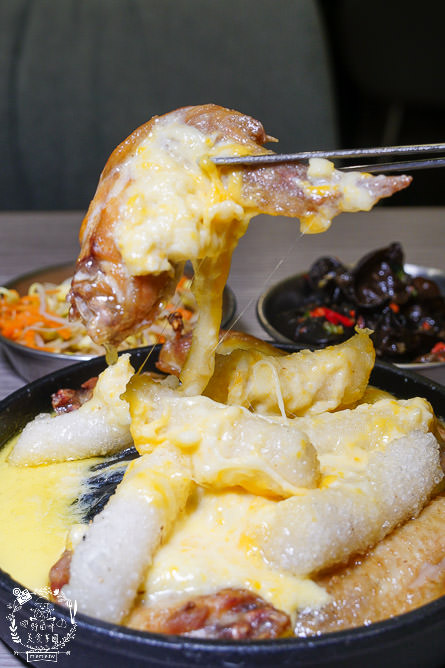 火鍋第一品牌「樂多多集團」旗下爆紅名店辛韓道，來高雄開了韓式料理！辛韓道韓式餐酒館！高貴精緻的華麗裝潢！韓國小菜免費吃到飽？