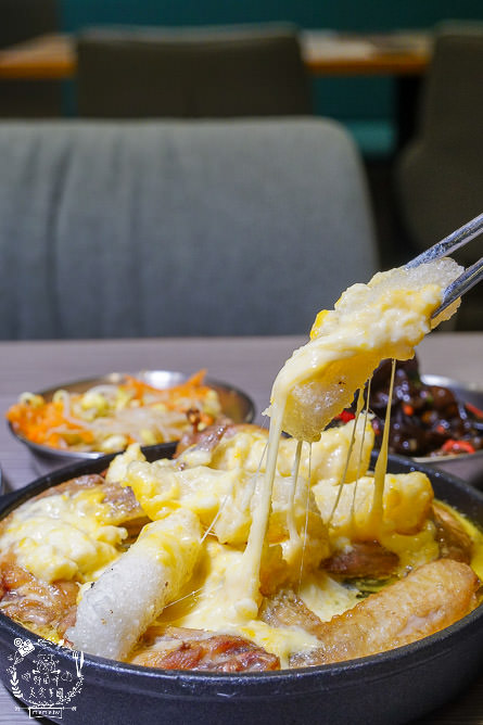 火鍋第一品牌「樂多多集團」旗下爆紅名店辛韓道，來高雄開了韓式料理！辛韓道韓式餐酒館！高貴精緻的華麗裝潢！韓國小菜免費吃到飽？