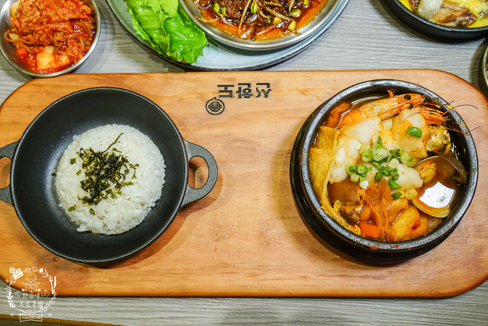 火鍋第一品牌「樂多多集團」旗下爆紅名店辛韓道，來高雄開了韓式料理！辛韓道韓式餐酒館！高貴精緻的華麗裝潢！韓國小菜免費吃到飽？