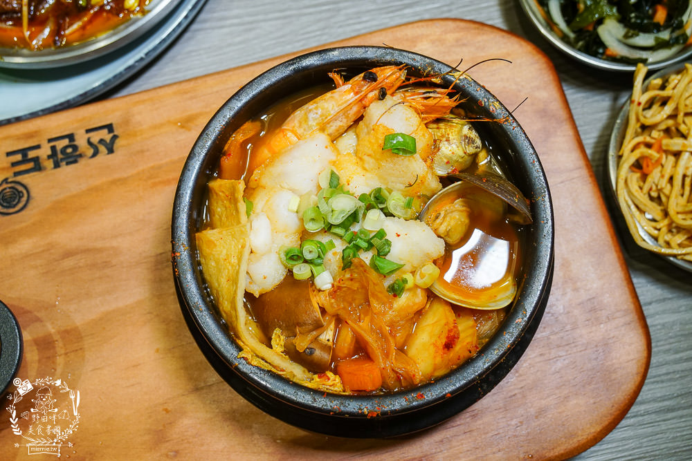 火鍋第一品牌「樂多多集團」旗下爆紅名店辛韓道，來高雄開了韓式料理！辛韓道韓式餐酒館！高貴精緻的華麗裝潢！韓國小菜免費吃到飽？