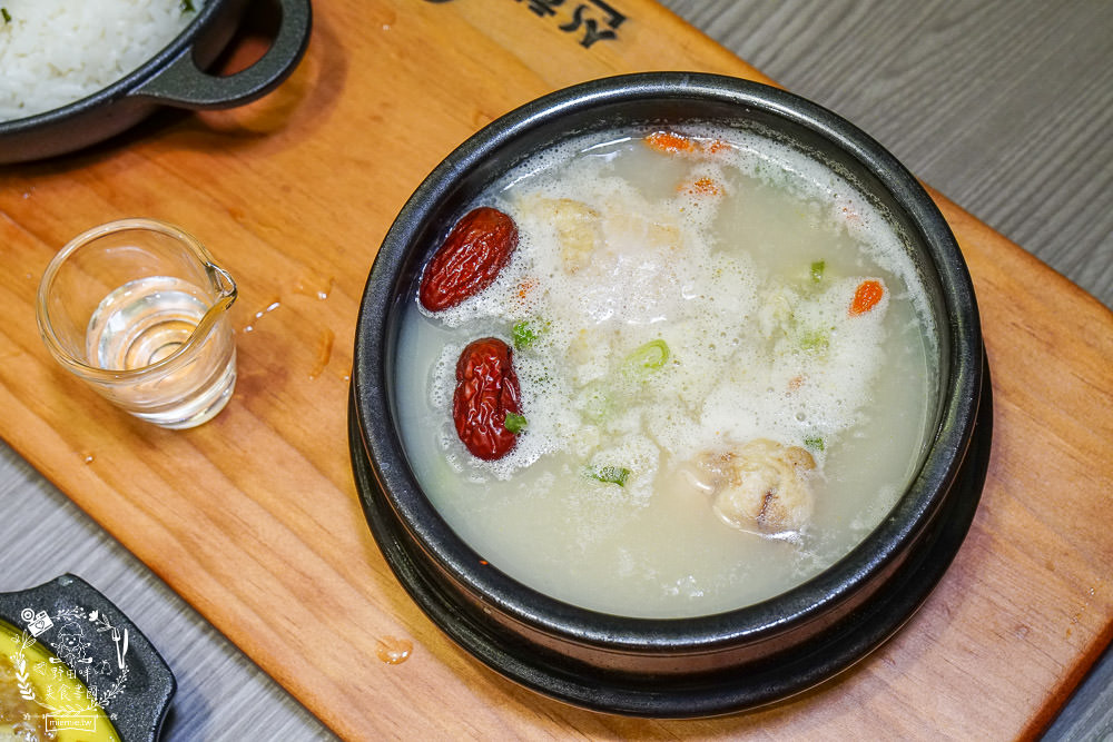 火鍋第一品牌「樂多多集團」旗下爆紅名店辛韓道，來高雄開了韓式料理！辛韓道韓式餐酒館！高貴精緻的華麗裝潢！韓國小菜免費吃到飽？