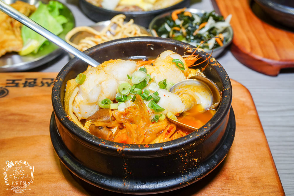 火鍋第一品牌「樂多多集團」旗下爆紅名店辛韓道，來高雄開了韓式料理！辛韓道韓式餐酒館！高貴精緻的華麗裝潢！韓國小菜免費吃到飽？