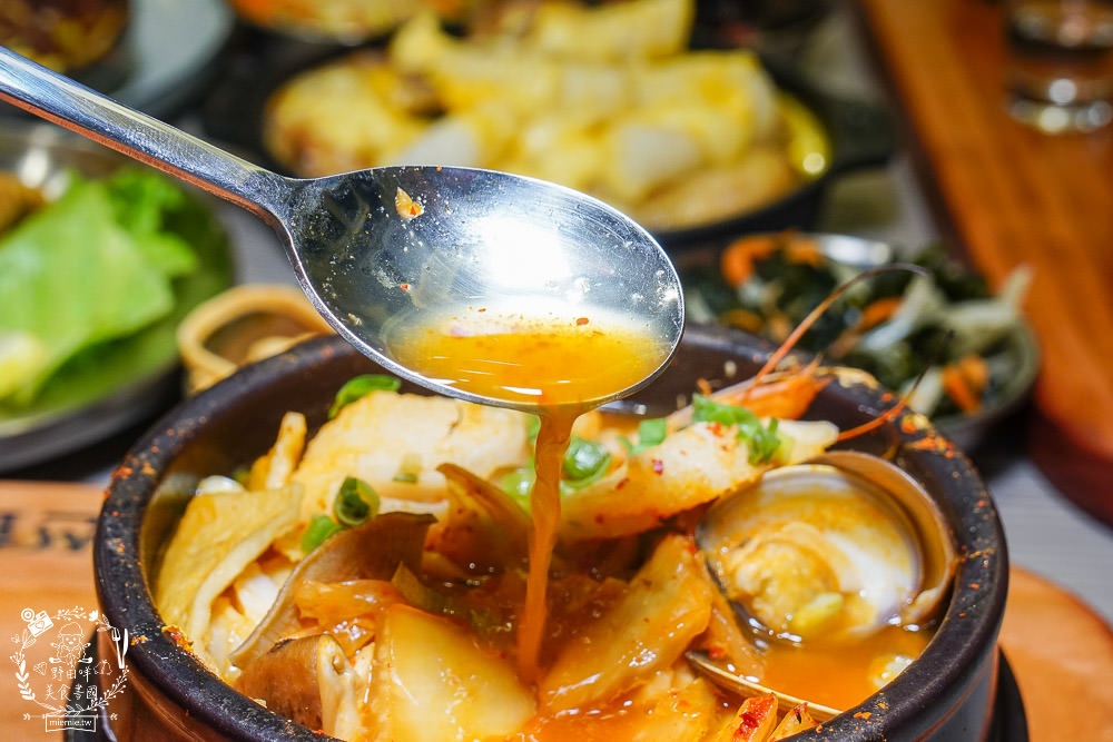 火鍋第一品牌「樂多多集團」旗下爆紅名店辛韓道，來高雄開了韓式料理！辛韓道韓式餐酒館！高貴精緻的華麗裝潢！韓國小菜免費吃到飽？