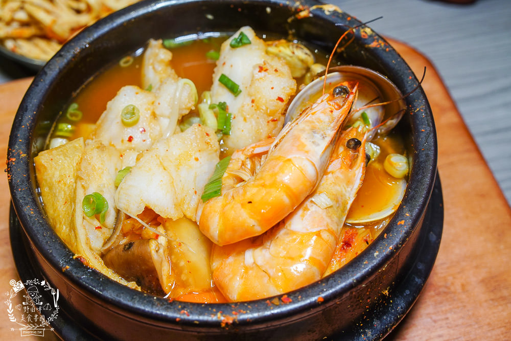 火鍋第一品牌「樂多多集團」旗下爆紅名店辛韓道，來高雄開了韓式料理！辛韓道韓式餐酒館！高貴精緻的華麗裝潢！韓國小菜免費吃到飽？