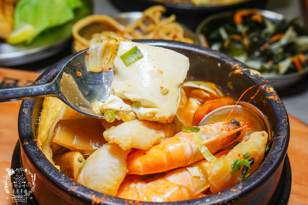 火鍋第一品牌「樂多多集團」旗下爆紅名店辛韓道，來高雄開了韓式料理！辛韓道韓式餐酒館！高貴精緻的華麗裝潢！韓國小菜免費吃到飽？