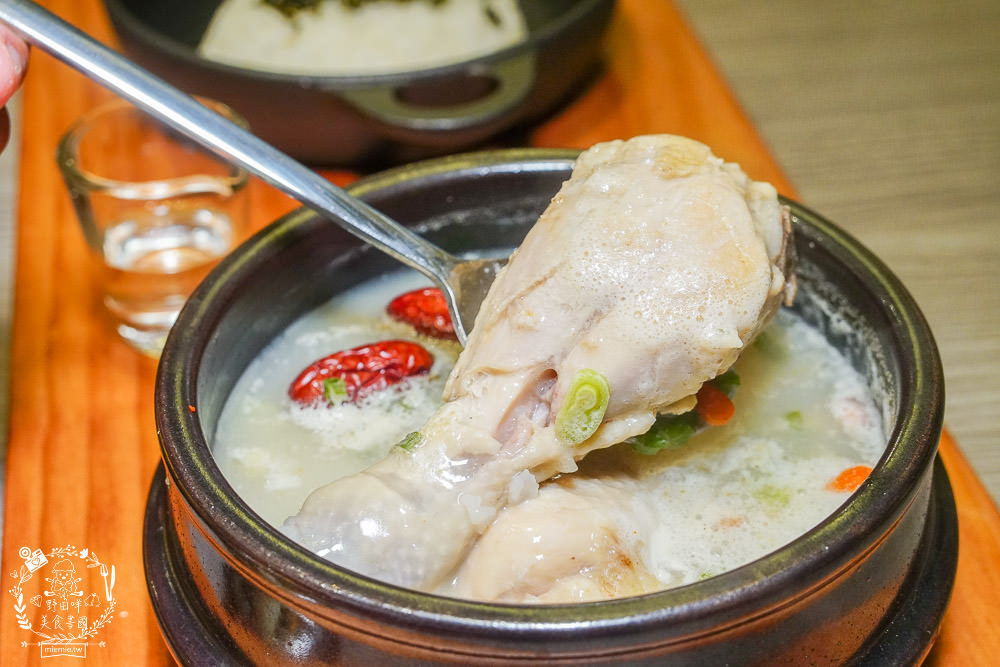 火鍋第一品牌「樂多多集團」旗下爆紅名店辛韓道，來高雄開了韓式料理！辛韓道韓式餐酒館！高貴精緻的華麗裝潢！韓國小菜免費吃到飽？