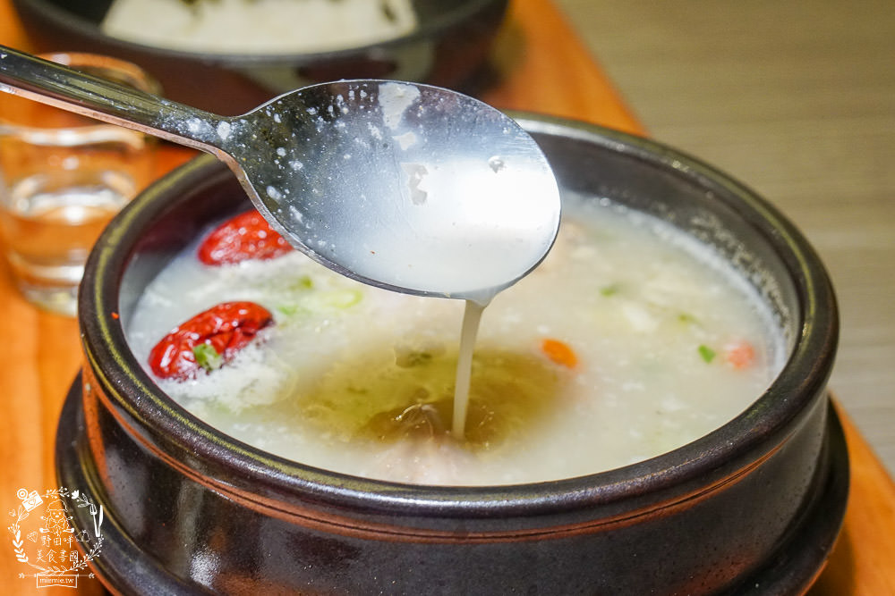 火鍋第一品牌「樂多多集團」旗下爆紅名店辛韓道，來高雄開了韓式料理！辛韓道韓式餐酒館！高貴精緻的華麗裝潢！韓國小菜免費吃到飽？