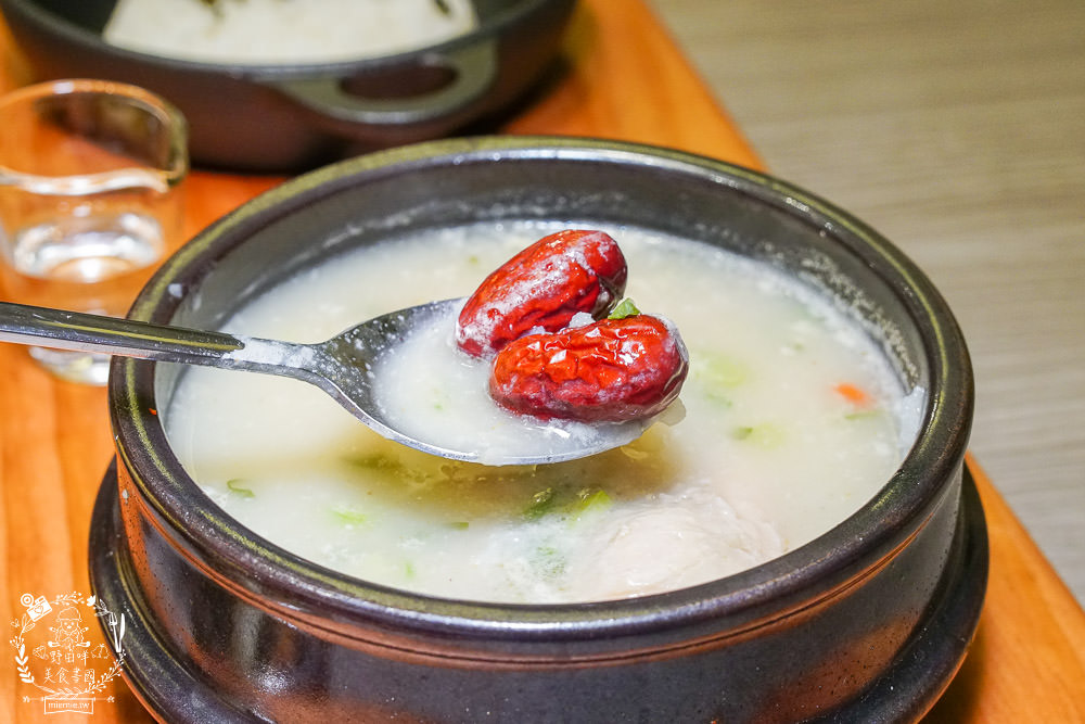 火鍋第一品牌「樂多多集團」旗下爆紅名店辛韓道，來高雄開了韓式料理！辛韓道韓式餐酒館！高貴精緻的華麗裝潢！韓國小菜免費吃到飽？