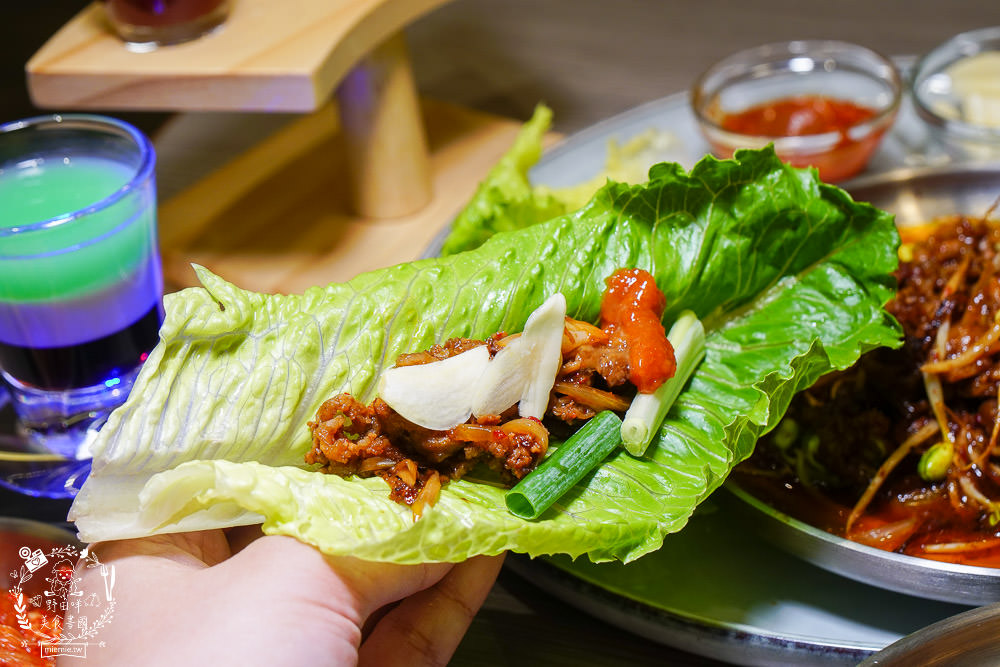 火鍋第一品牌「樂多多集團」旗下爆紅名店辛韓道，來高雄開了韓式料理！辛韓道韓式餐酒館！高貴精緻的華麗裝潢！韓國小菜免費吃到飽？