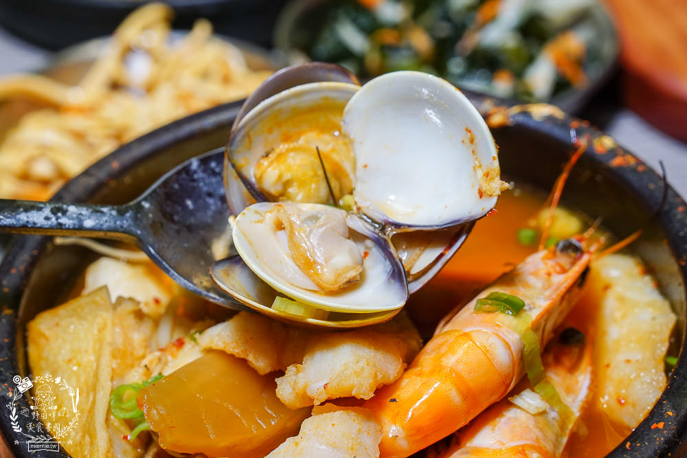 火鍋第一品牌「樂多多集團」旗下爆紅名店辛韓道，來高雄開了韓式料理！辛韓道韓式餐酒館！高貴精緻的華麗裝潢！韓國小菜免費吃到飽？