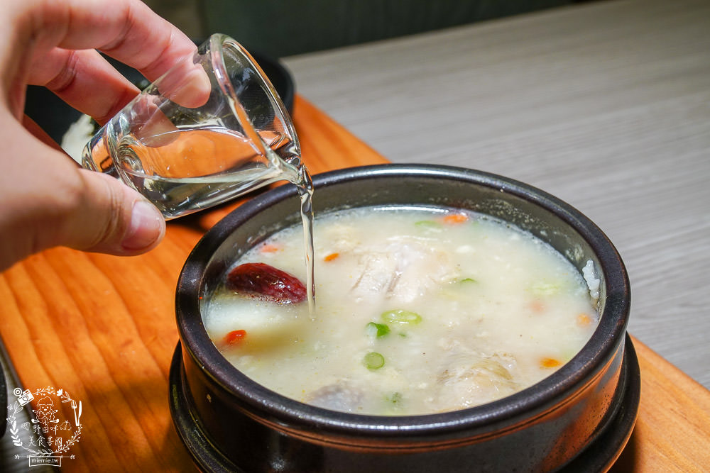 火鍋第一品牌「樂多多集團」旗下爆紅名店辛韓道，來高雄開了韓式料理！辛韓道韓式餐酒館！高貴精緻的華麗裝潢！韓國小菜免費吃到飽？