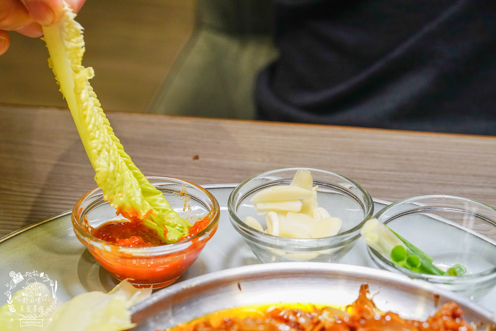 火鍋第一品牌「樂多多集團」旗下爆紅名店辛韓道，來高雄開了韓式料理！辛韓道韓式餐酒館！高貴精緻的華麗裝潢！韓國小菜免費吃到飽？