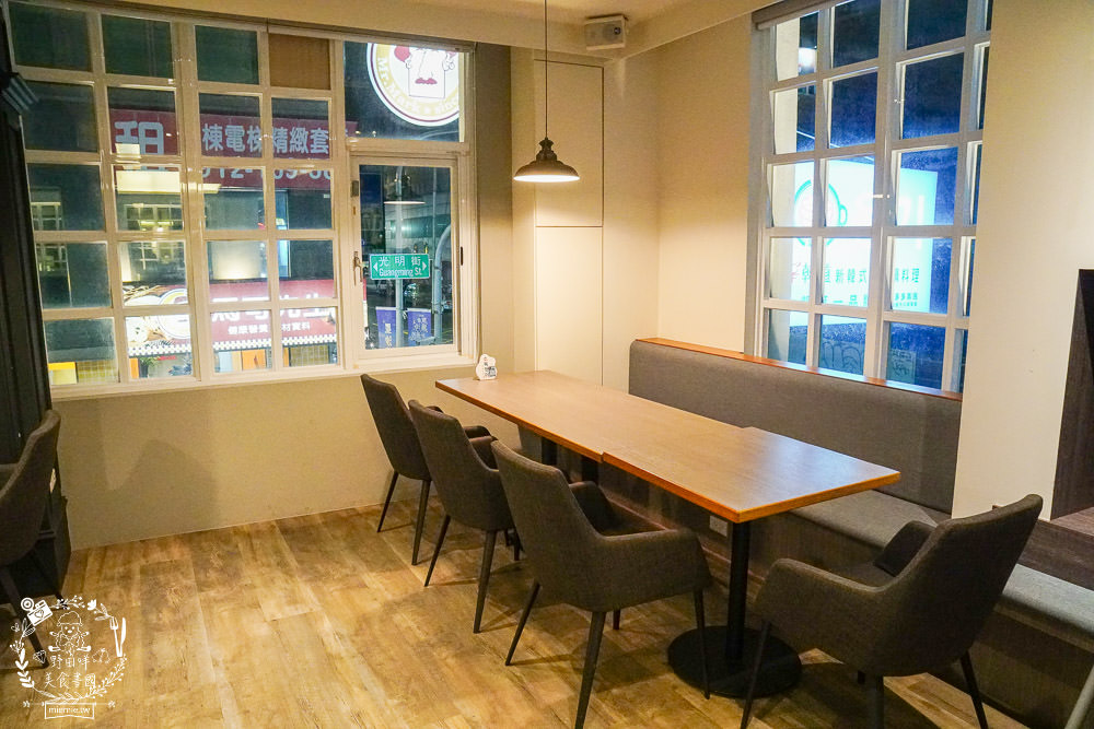 火鍋第一品牌「樂多多集團」旗下爆紅名店辛韓道，來高雄開了韓式料理！辛韓道韓式餐酒館！高貴精緻的華麗裝潢！韓國小菜免費吃到飽？