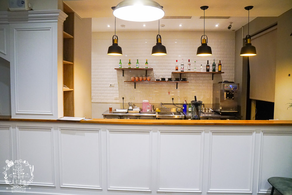 火鍋第一品牌「樂多多集團」旗下爆紅名店辛韓道，來高雄開了韓式料理！辛韓道韓式餐酒館！高貴精緻的華麗裝潢！韓國小菜免費吃到飽？