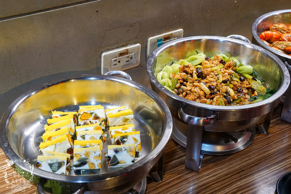 高雄[進吉泰國蝦海鮮炭烤吃到飽]鮮魚+牡蠣+現切肉片爽爽吃！