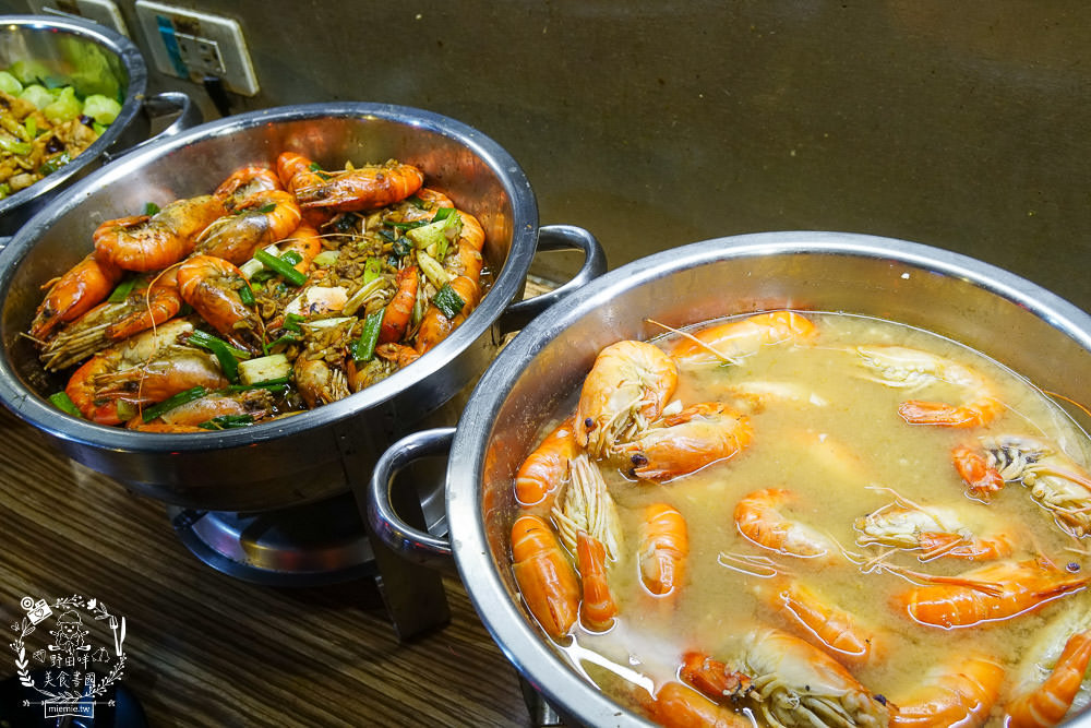 高雄[進吉泰國蝦海鮮炭烤吃到飽]鮮魚+牡蠣+現切肉片爽爽吃！
