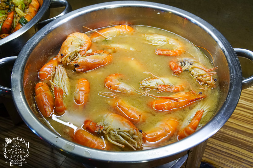 高雄[進吉泰國蝦海鮮炭烤吃到飽]鮮魚+牡蠣+現切肉片爽爽吃！