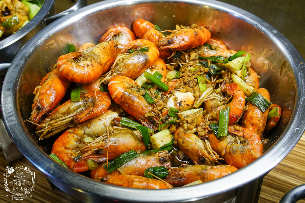 高雄[進吉泰國蝦海鮮炭烤吃到飽]鮮魚+牡蠣+現切肉片爽爽吃！