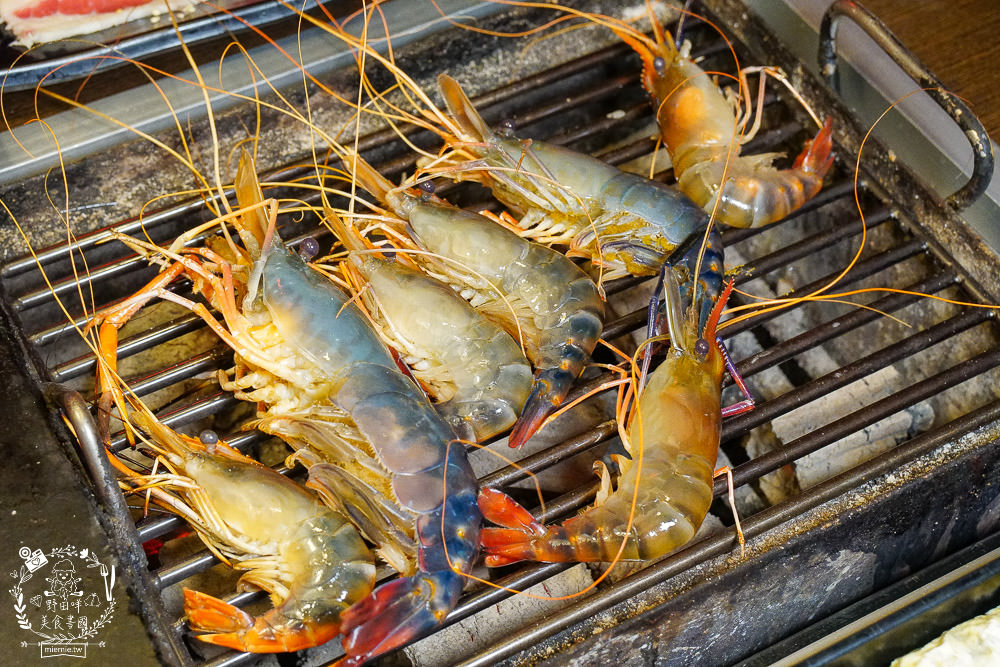 高雄[進吉泰國蝦海鮮炭烤吃到飽]鮮魚+牡蠣+現切肉片爽爽吃！
