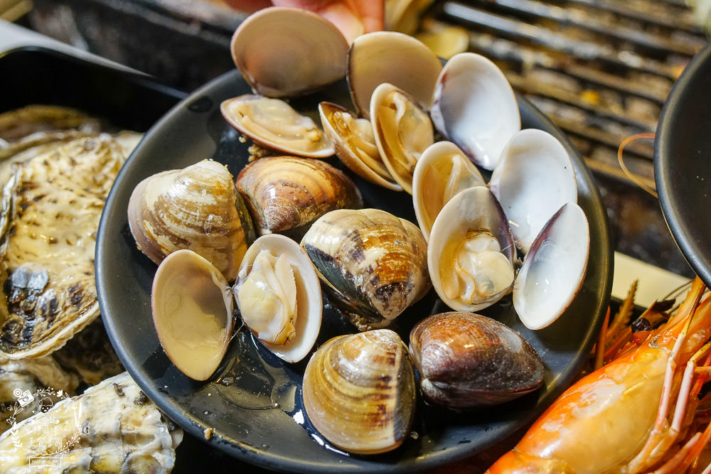 高雄[進吉泰國蝦海鮮炭烤吃到飽]鮮魚+牡蠣+現切肉片爽爽吃！