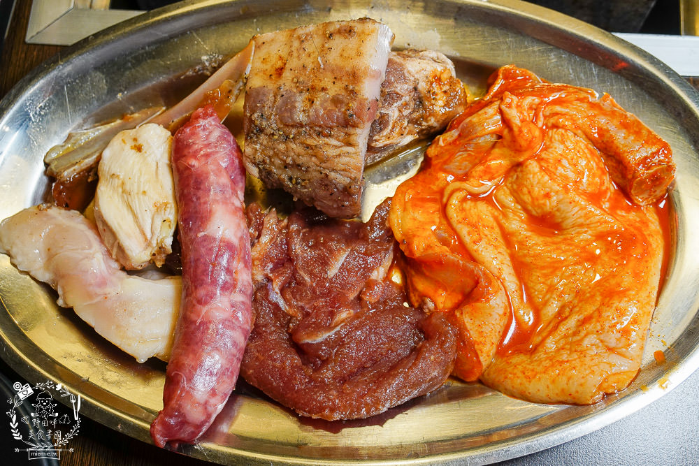 高雄[進吉泰國蝦海鮮炭烤吃到飽]鮮魚+牡蠣+現切肉片爽爽吃！