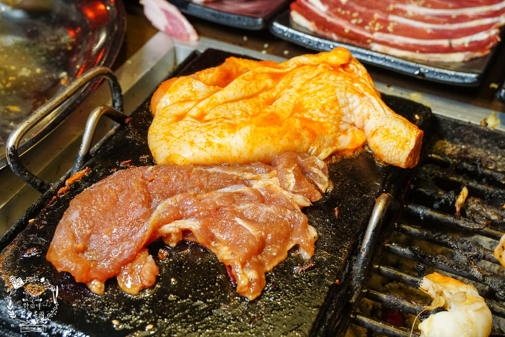 高雄[進吉泰國蝦海鮮炭烤吃到飽]鮮魚+牡蠣+現切肉片爽爽吃！