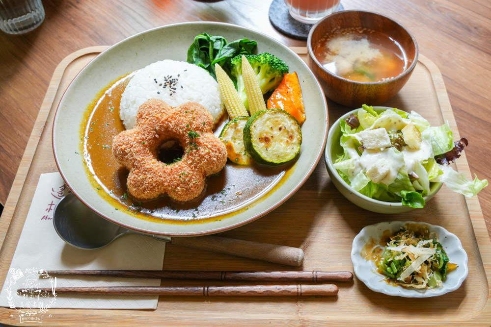 高雄[遙遙相望洋食小餐館]逍遙園對面60年老屋改建的日式餐廳!浪漫的室外座位超好拍!