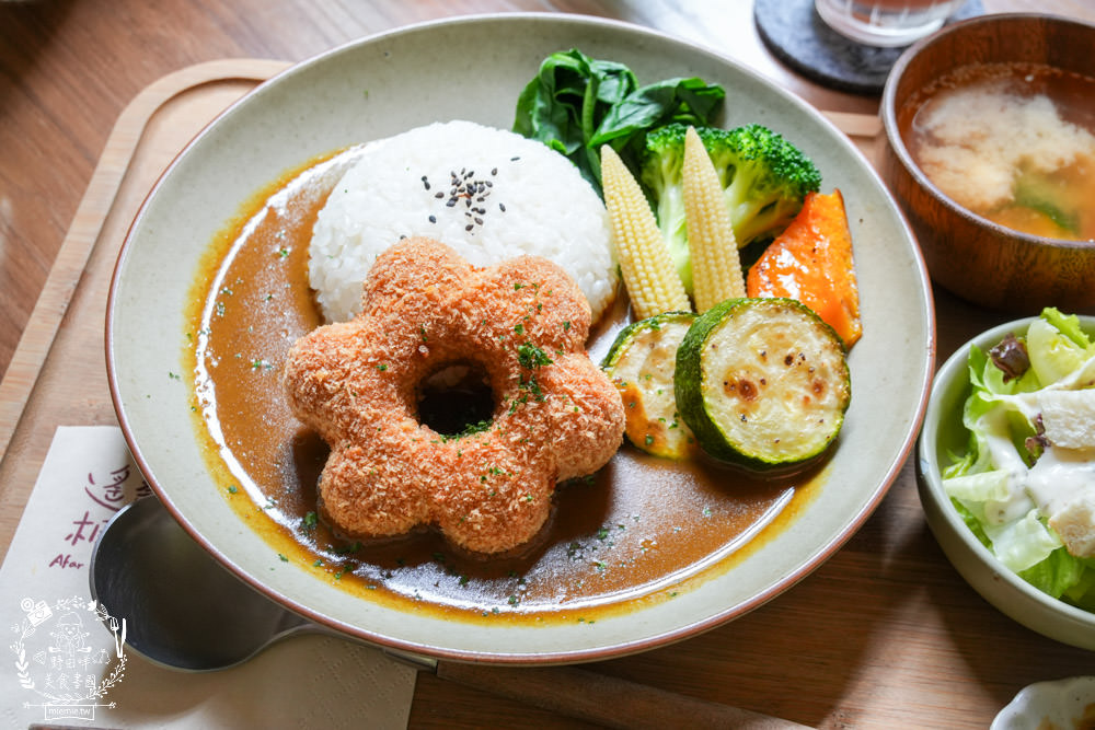 高雄[遙遙相望洋食小餐館]逍遙園對面60年老屋改建的日式餐廳!浪漫的室外座位超好拍!