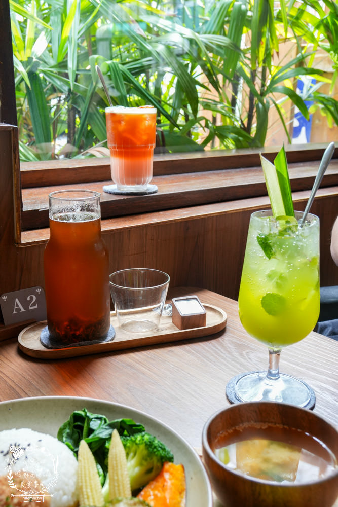 高雄[遙遙相望洋食小餐館]逍遙園對面60年老屋改建的日式餐廳!浪漫的室外座位超好拍!