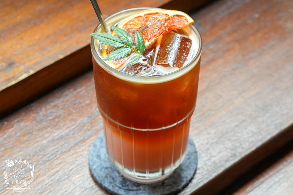 高雄[遙遙相望洋食小餐館]逍遙園對面60年老屋改建的日式餐廳!浪漫的室外座位超好拍!