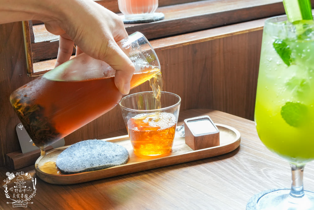 高雄[遙遙相望洋食小餐館]逍遙園對面60年老屋改建的日式餐廳!浪漫的室外座位超好拍!