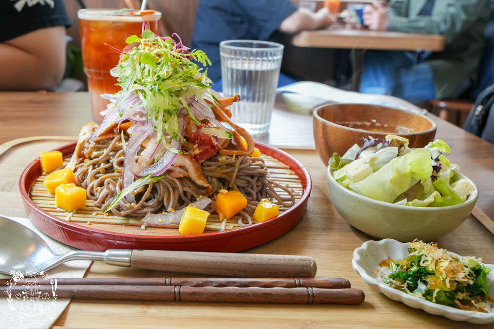 高雄[遙遙相望洋食小餐館]逍遙園對面60年老屋改建的日式餐廳!浪漫的室外座位超好拍!