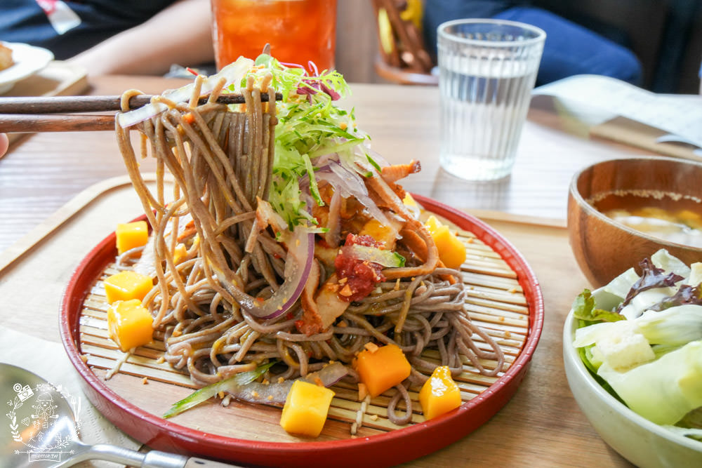 高雄[遙遙相望洋食小餐館]逍遙園對面60年老屋改建的日式餐廳!浪漫的室外座位超好拍!
