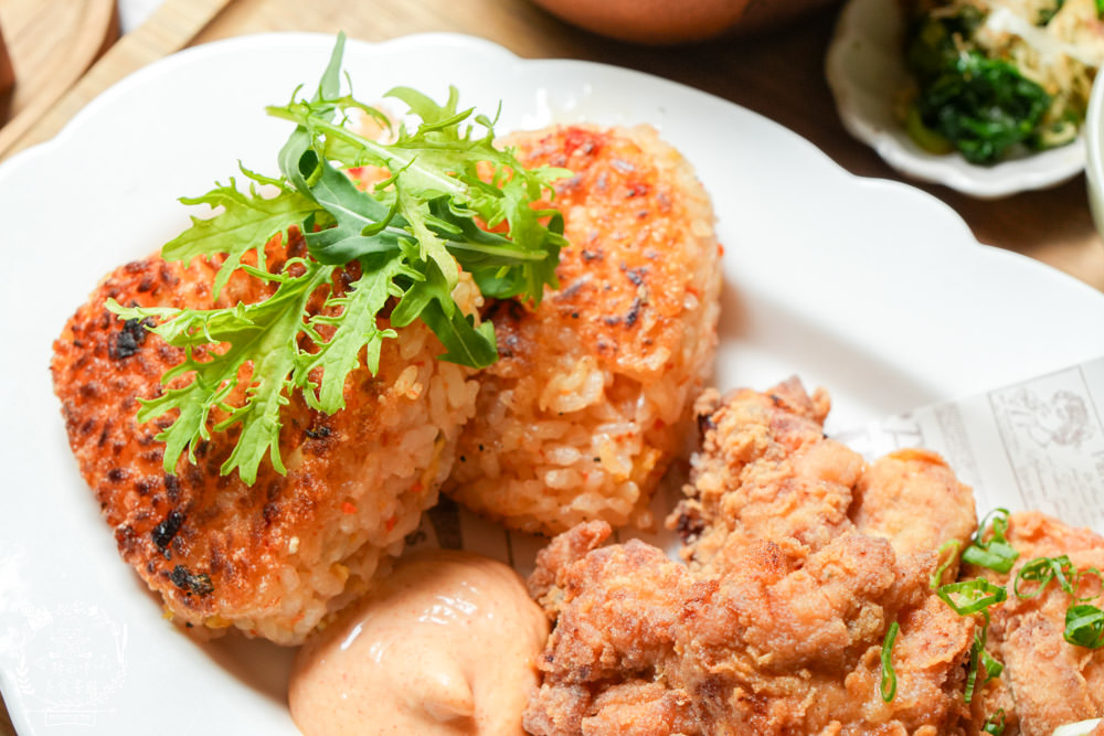 高雄[遙遙相望洋食小餐館]逍遙園對面60年老屋改建的日式餐廳!浪漫的室外座位超好拍!