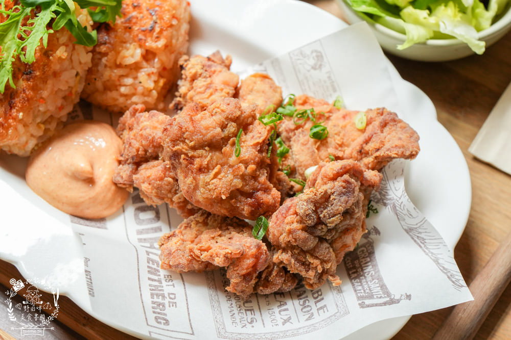 高雄[遙遙相望洋食小餐館]逍遙園對面60年老屋改建的日式餐廳!浪漫的室外座位超好拍!