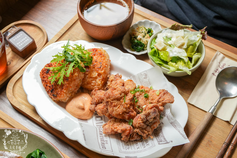 高雄[遙遙相望洋食小餐館]逍遙園對面60年老屋改建的日式餐廳!浪漫的室外座位超好拍!