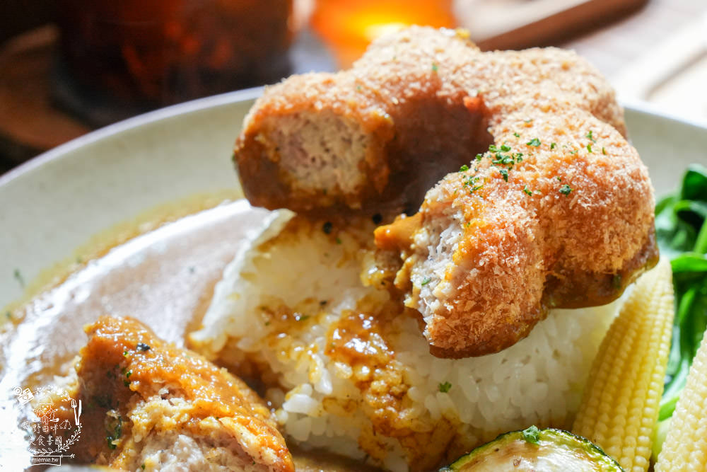 高雄[遙遙相望洋食小餐館]逍遙園對面60年老屋改建的日式餐廳!浪漫的室外座位超好拍!