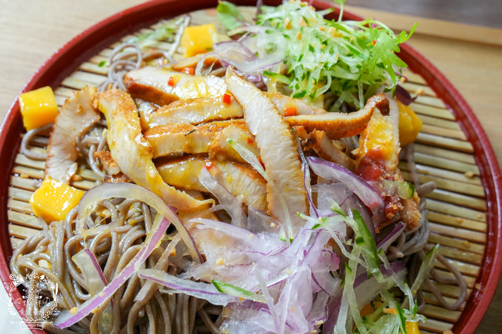 高雄[遙遙相望洋食小餐館]逍遙園對面60年老屋改建的日式餐廳!浪漫的室外座位超好拍!