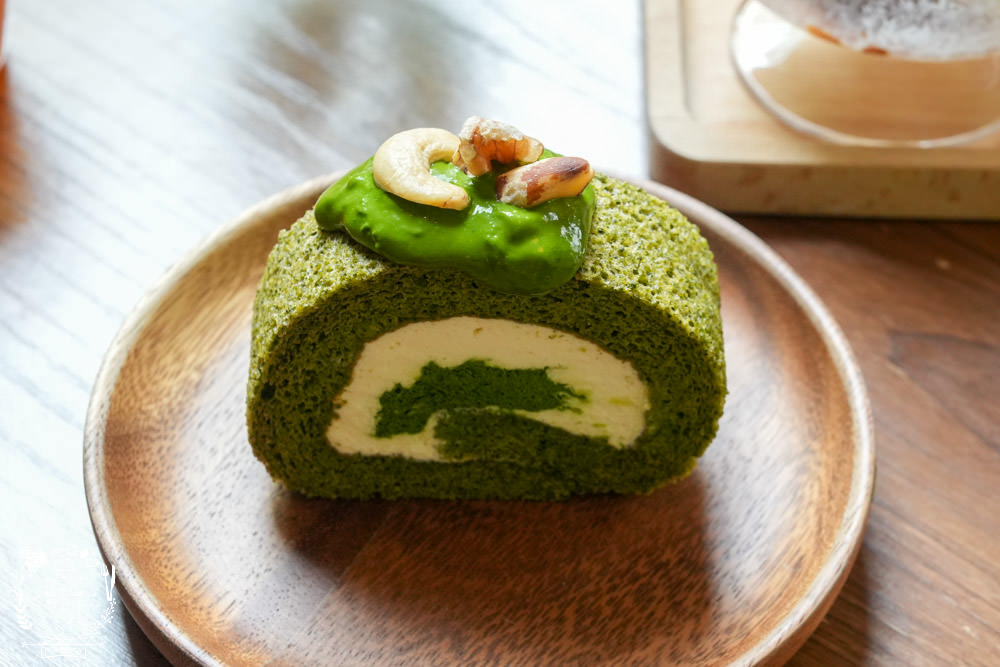 高雄[遙遙相望洋食小餐館]逍遙園對面60年老屋改建的日式餐廳!浪漫的室外座位超好拍!