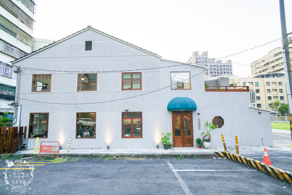 高雄[遙遙相望洋食小餐館]逍遙園對面60年老屋改建的日式餐廳!浪漫的室外座位超好拍!