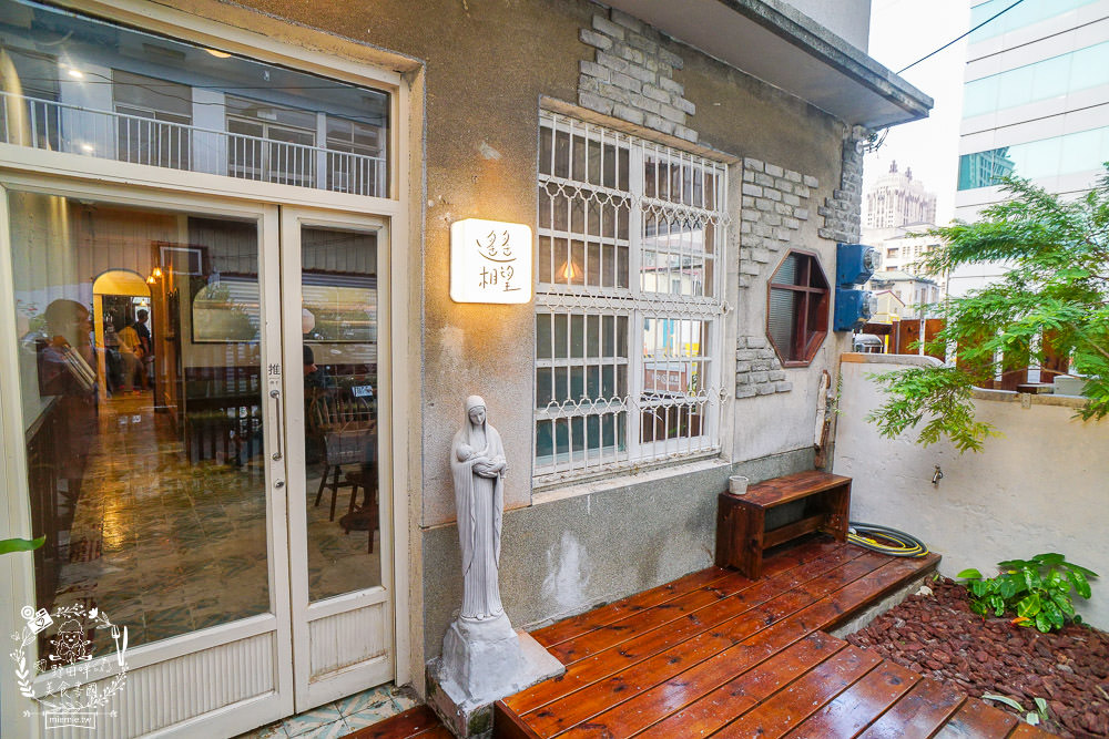 高雄[遙遙相望洋食小餐館]逍遙園對面60年老屋改建的日式餐廳!浪漫的室外座位超好拍!