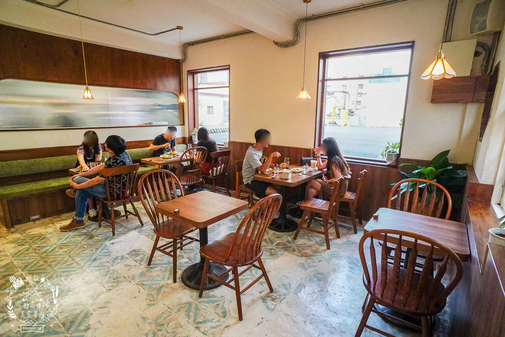 高雄[遙遙相望洋食小餐館]逍遙園對面60年老屋改建的日式餐廳!浪漫的室外座位超好拍!
