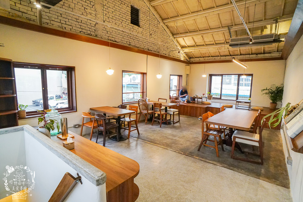 高雄[遙遙相望洋食小餐館]逍遙園對面60年老屋改建的日式餐廳!浪漫的室外座位超好拍!