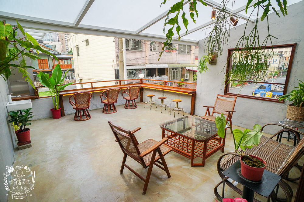 高雄[遙遙相望洋食小餐館]逍遙園對面60年老屋改建的日式餐廳!浪漫的室外座位超好拍!