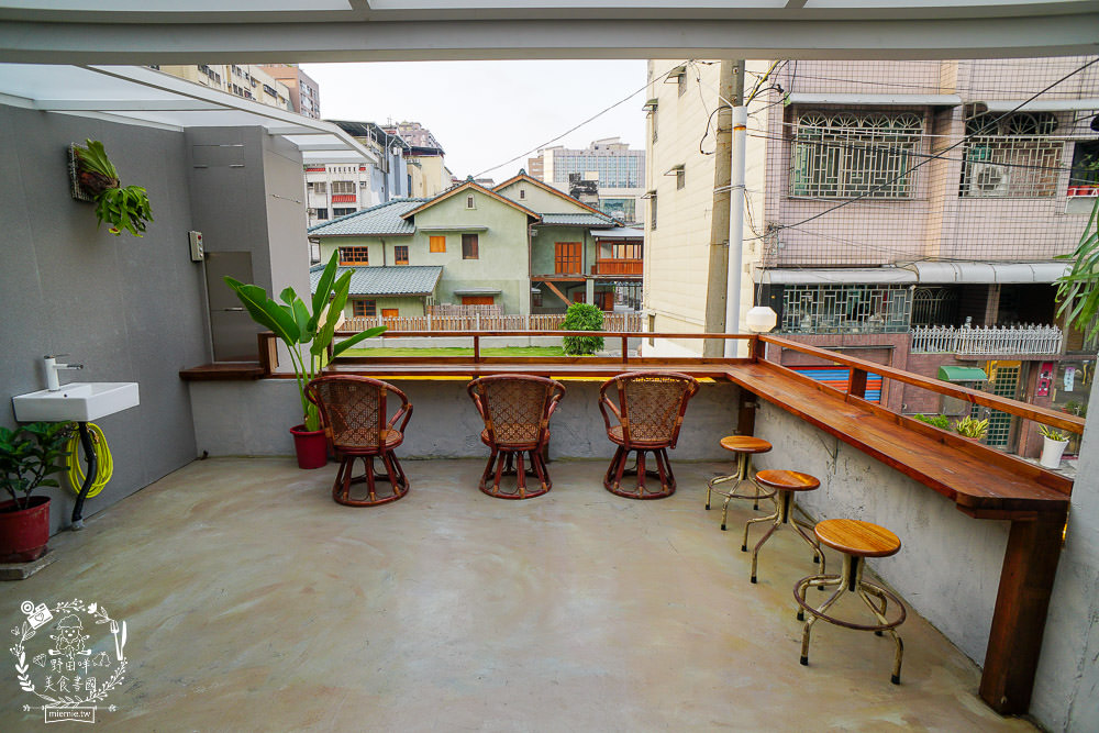 高雄[遙遙相望洋食小餐館]逍遙園對面60年老屋改建的日式餐廳!浪漫的室外座位超好拍!