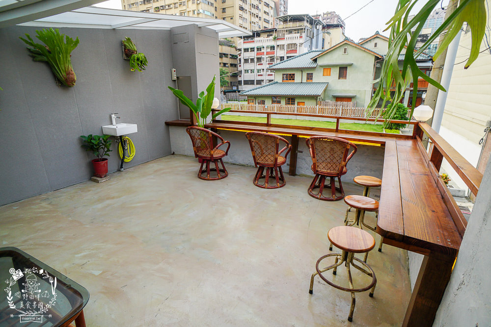 高雄[遙遙相望洋食小餐館]逍遙園對面60年老屋改建的日式餐廳!浪漫的室外座位超好拍!